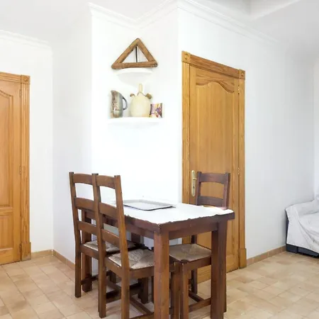 Experience The Charm Of From A Welcoming House With Mountain View